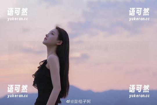 120斤的小王同学 微密圈 - 120斤的小王同学通过红色视角:写真图册中的情感与色彩交织