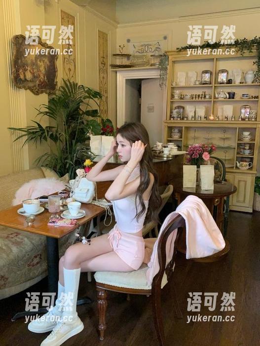 微密圈 - 观看120斤的小王同学蕾丝兔女郎原图，感受她的独特风格与气质