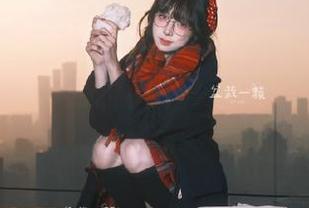 在泳池中畅游，Bomi(普美)分享她的高清作品之旅！