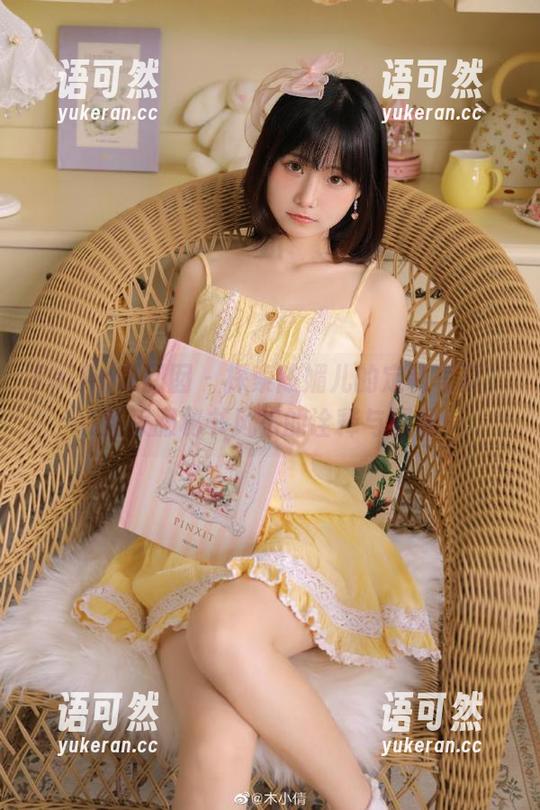 Feilin嗲囡囡 - 探索陈媚儿的定制写真，新汉服秘书风格的诠释与展现