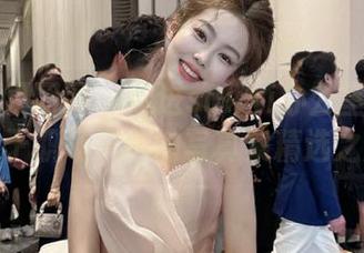 GIRLT果团网 – 走进sukki办公室：一场关于职场风格的写真集精选之旅