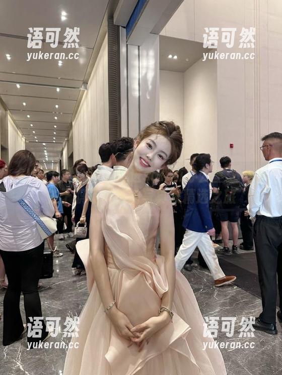GIRLT果团网 - 走进sukki办公室：一场关于职场风格的写真集精选之旅
