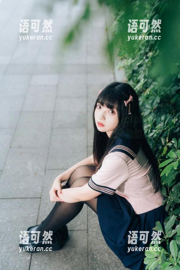 HuaYang花漾 - 发现果儿Victoria的瑜伽艺术：精美图包资源，记录她的身心之旅