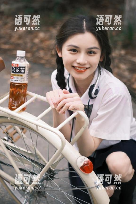 IMiss爱蜜社 - 在线回顾：Evon陈赞之办公室图集里的时尚灵感与职场女性的迷人风采