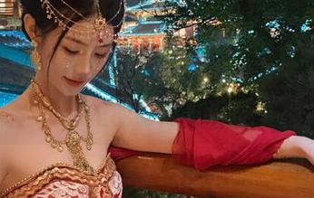 LD零度摄影 – 小卡吊带写真全集：纯真岁月里的时尚与温柔