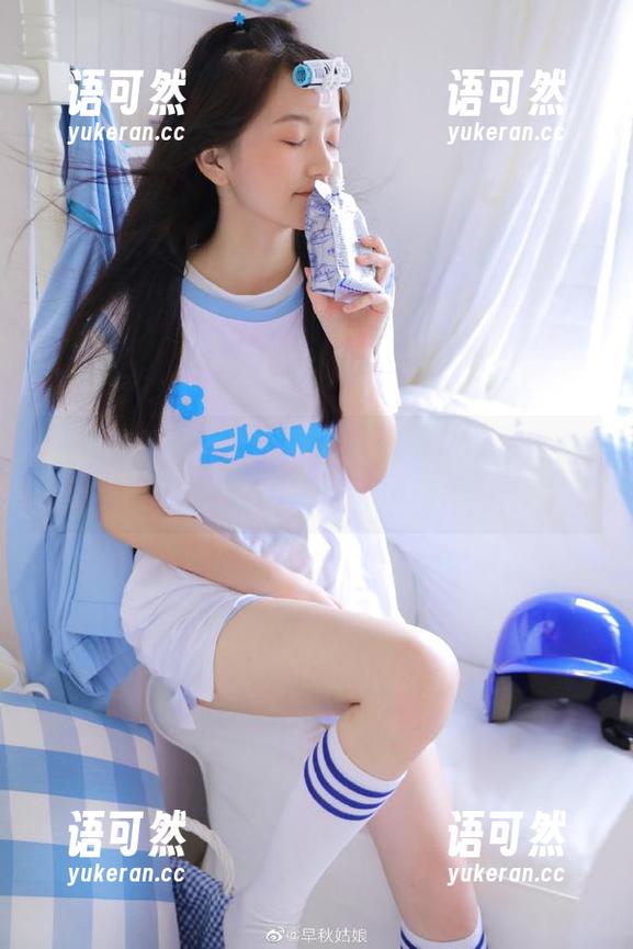夏日白T图集：喵糖映画带你领略清新性感的精选写真风格