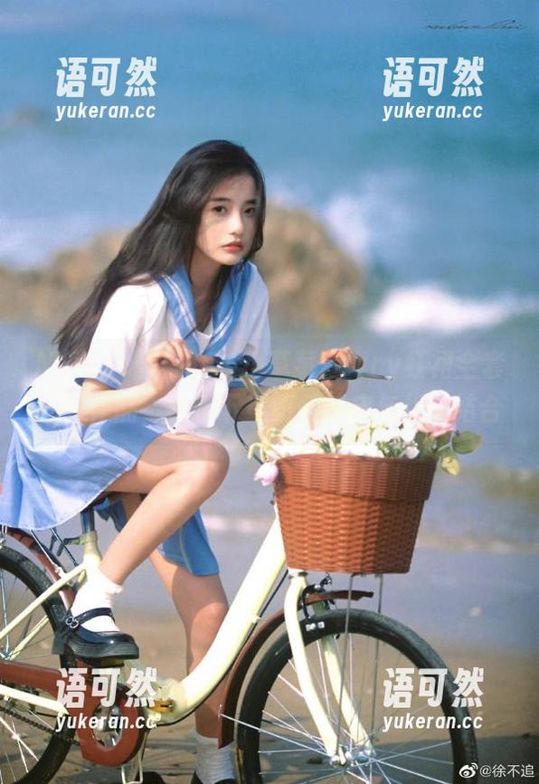 MiiTao蜜桃社 - 小草莓Berry红裙全套写真作品，免费下载感受俏皮与优雅结合