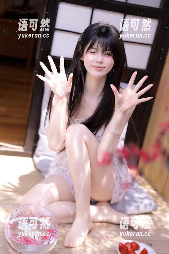 SIEE丝意 - 萱萱最新写真绝美分享：感受妹妹如梦似幻的瞬间美！