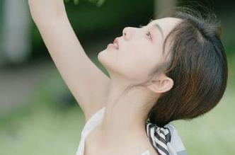 TouTiao头条女神 – 用高清图片展现周熙妍黑色摄影的艺术魅力，带你感受不同寻常的美！