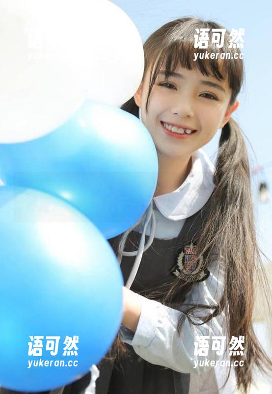 TouTiao头条女神 - 申美嫣与镂空艺术的碰撞：美图照片记录下灵魂的深邃瞬间