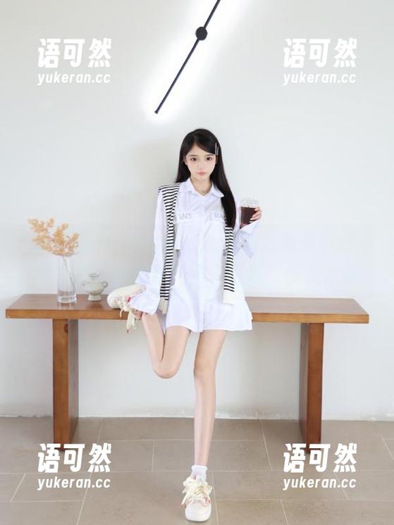 TouTiao头条女神 - 清新脱俗的莫小希吊带风格，带你走进精彩图包与迷人合集