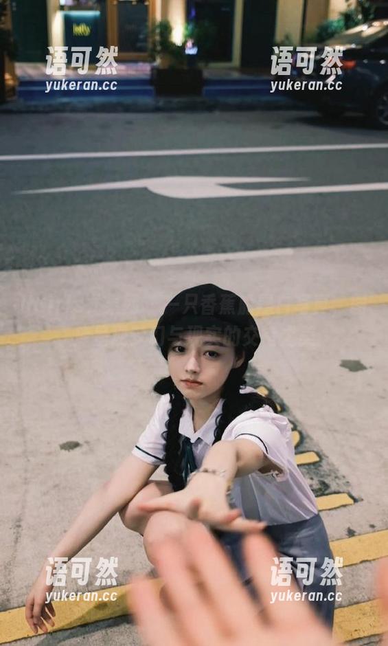 UGirls尤果网 - 一只香蕉船黑白写真，图库呈现梦幻与现实的交错之美