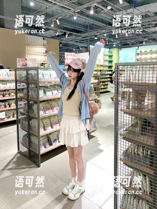 UGirls尤果网 - 倪叶腾私房美图：粉色花海下的梦幻瞬间图集