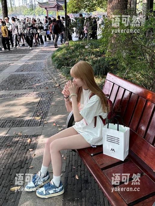 UGirls尤果网 - 温鈊怡无圣光写真合集：剧情背后的故事与情感表达