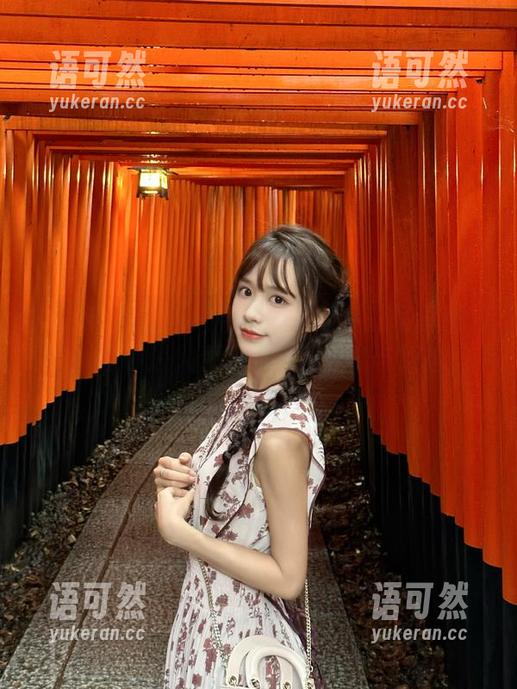 UGirls尤果网 - 芊小童最新女孩写真照片，带你进入青春的无限可能与幻想