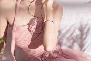 UGirls尤果网 – 独家免费分享芝芝Booty的修女图集，见证她如何通过艺术传达信仰与自由的交汇！