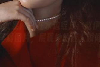 UGirls尤果网 – 在水边绽放：赵伊彤泳装写真图片，展现她的迷人瞬间