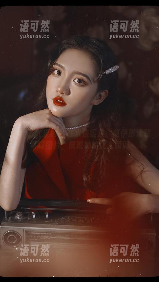 UGirls尤果网 - 在水边绽放：赵伊彤泳装写真图片，展现她的迷人瞬间