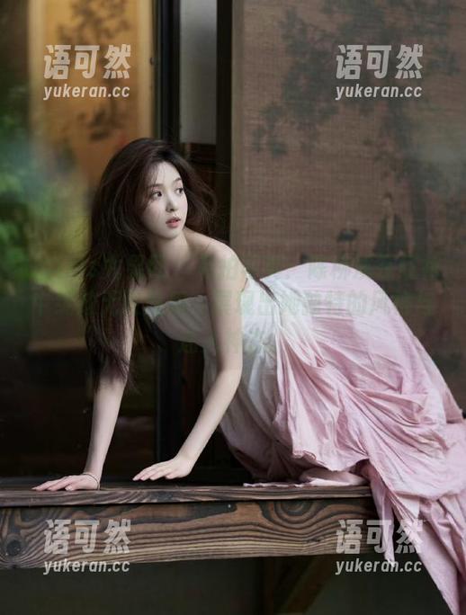 UGirls尤果网 - 私拍写真：陈柳溪在红裙中绽放无暇气质，展现出她独特的风格与迷人神态。