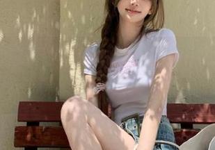 UXING优星馆 – Ayumi雪雪制服写真集：完美展现青春活力，快来免费下载吧！
