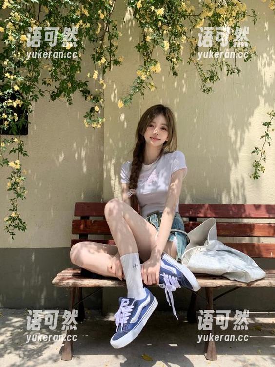 UXING优星馆 - Ayumi雪雪制服写真集：完美展现青春活力，快来免费下载吧！