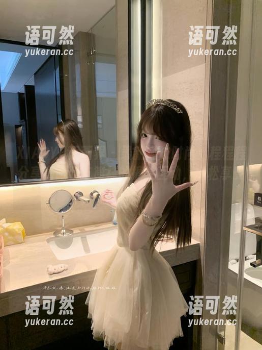 XIAOYU语画界 - 最新趣味时尚：程程程分享高跟鞋与筒袜的搞笑互动，轻松享受时尚！