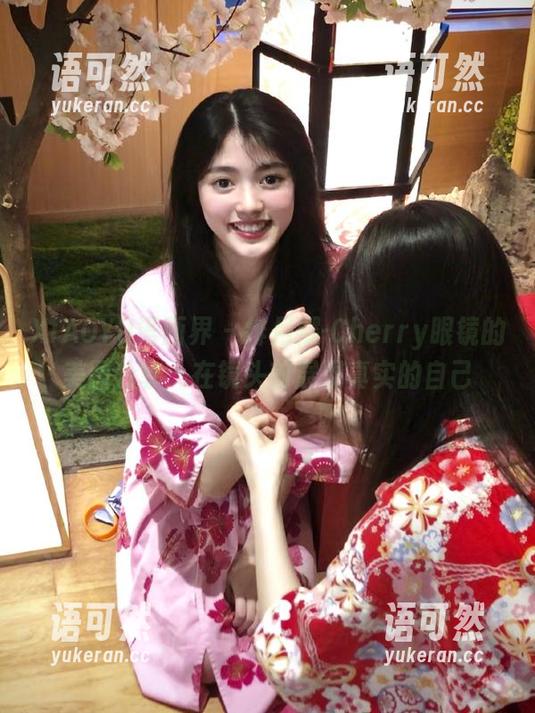 XIAOYU语画界 - 绯月樱-Cherry眼镜的美图分享：在镜头前展现真实的自己