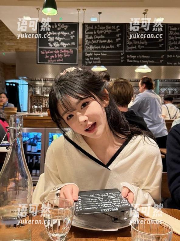 XIAOYU语画界 - 独特视角下的苏苏阿裸足写真合集，快来下载感受艺术魅力！