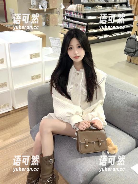XINGYAN星颜社 - Emily尹菲制服写真，唯美壁纸与青春故事交织，带给你视觉与心灵的双重享受！