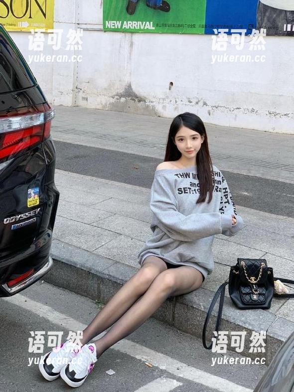 Xiuren秀人网 - 惊喜促销！Candy糖糖制服写真原图限时免费，绝对不容错过的美好瞬间！