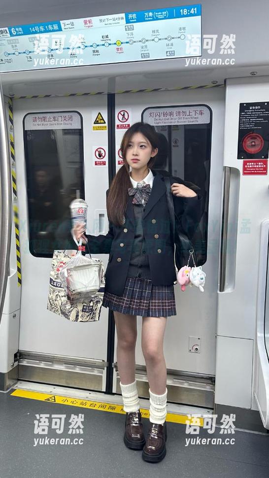 Xiuren秀人网 - 不容错过！FoxYini孟狐狸女神的全集写真原图，绝美呈现！