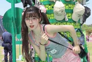 Xiuren秀人网 – 走近伊丽莎有点白，感受她黑丝写真图片分享的独特魅力！