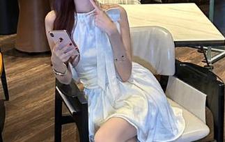 Xiuren秀人网 – 走进唐安诺的教室，观看她那些引人入胜的艺术作品
