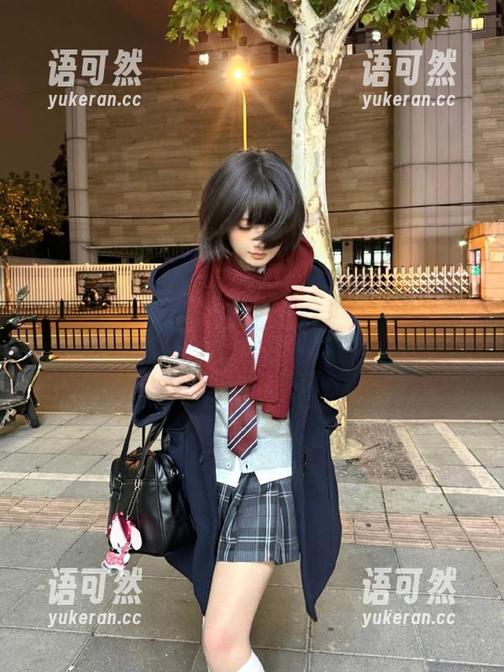 Xiuren秀人网 - 在小小白思宜的学姐美图图集中，感受她独特的艺术气息