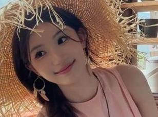 Xiuren秀人网 – 柔美如风的小海臀Rena睡衣写真，美图勾勒出细腻美感