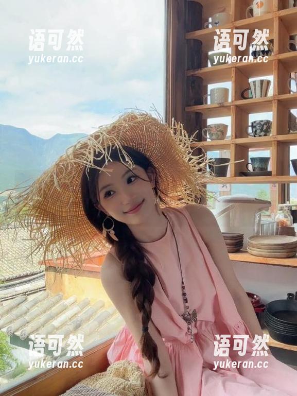 Xiuren秀人网 - 柔美如风的小海臀Rena睡衣写真，美图勾勒出细腻美感