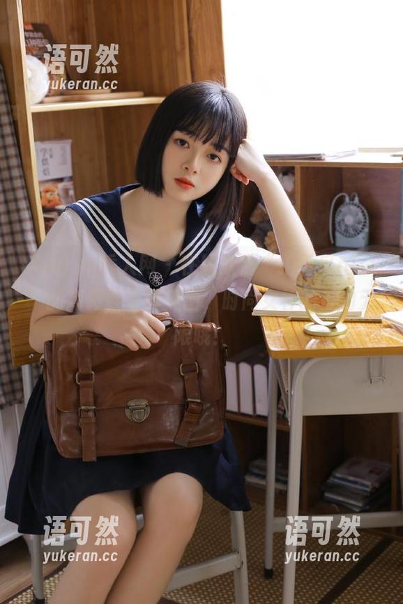 Xiuren秀人网 - 在线欣赏“拍黄瓜girl”的高跟鞋写真美图，时尚女神的魅力无限哦！