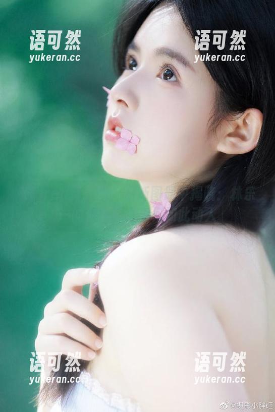 Xiuren秀人网 - 最新图册中揭晓：林乐一的白丝写真为何如此动人