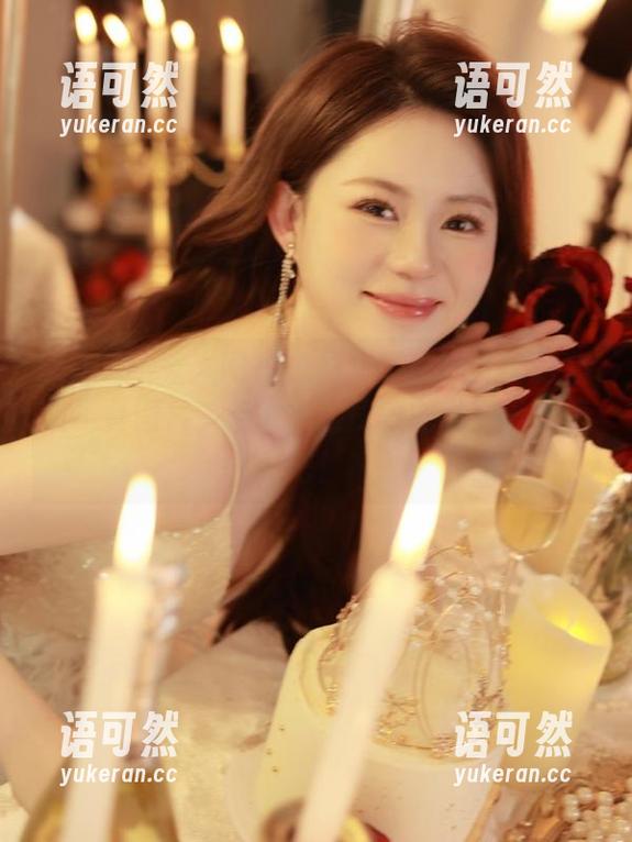 Xiuren秀人网 - 免费分享模特悦悦的套装写真图片，快来一起探索她的时尚之旅吧！