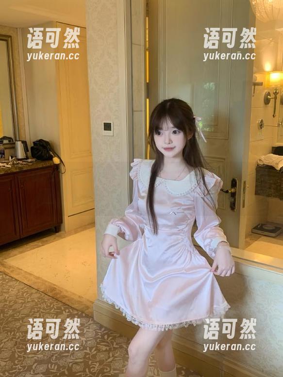 Xiuren秀人网 - 黑色优雅：王馨瑶Yanni图包资源，传递简约而不简单的美