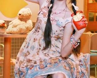 Xiuren秀人网 – 甜七七最新校园写真集：记录青春的每一次微笑