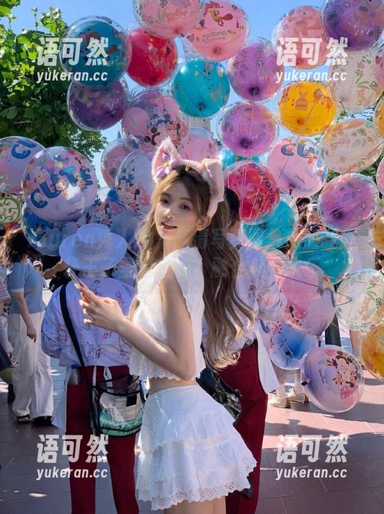Xiuren秀人网 - 高清写真图集：感受轩轩王子圣诞魅力，融合美与快乐