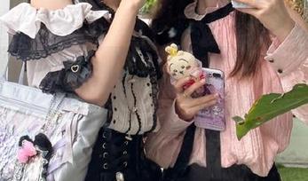 Xiuren秀人网 – 软软酱崭新白色写真图片更新，展现她的神秘与优雅之美！