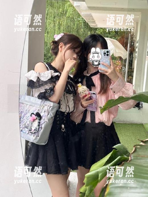 Xiuren秀人网 - 软软酱崭新白色写真图片更新，展现她的神秘与优雅之美！