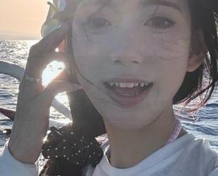 YouWu尤物馆 – 漫步冬日：FoxYini孟狐狸毛衣写真精选图包资源大公开