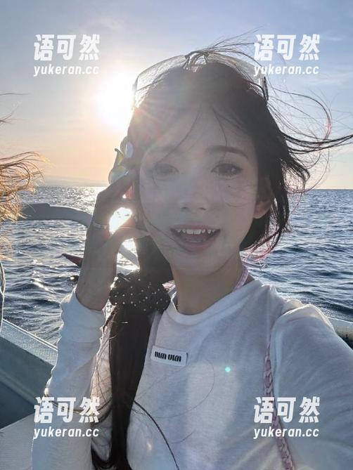YouWu尤物馆 - 漫步冬日：FoxYini孟狐狸毛衣写真精选图包资源大公开
