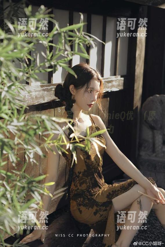 不容错过的最新写真集：ZinieQ优菈（原神）绽放无限魅力