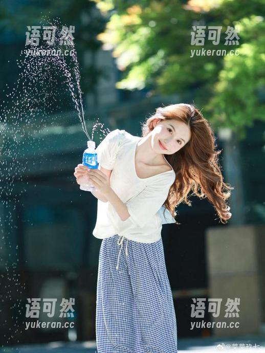 探索ZinieQ的美图，领略原神甘雨魅魔写真之魅力！