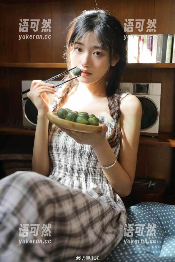 ZinieQ的连体衣写真——高清图库带你领略她的优雅与自信