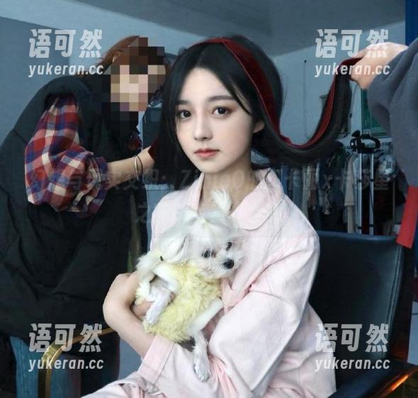 幻想与现实交织：ZinieQ的阿卡丽x卡莎星之守护者写真合集